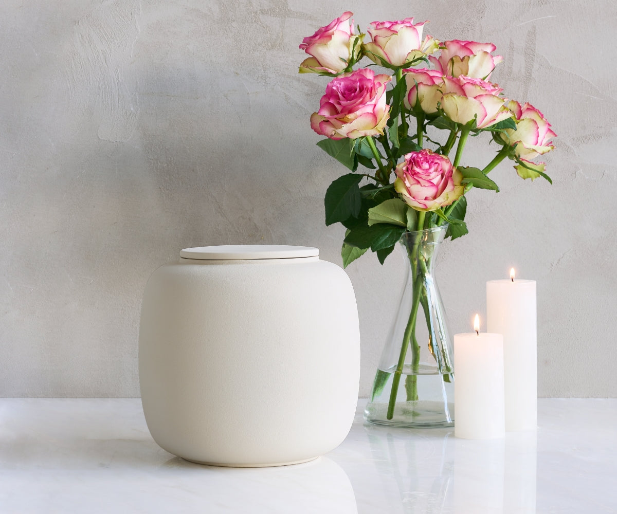 Biologische urn in de kleur beige