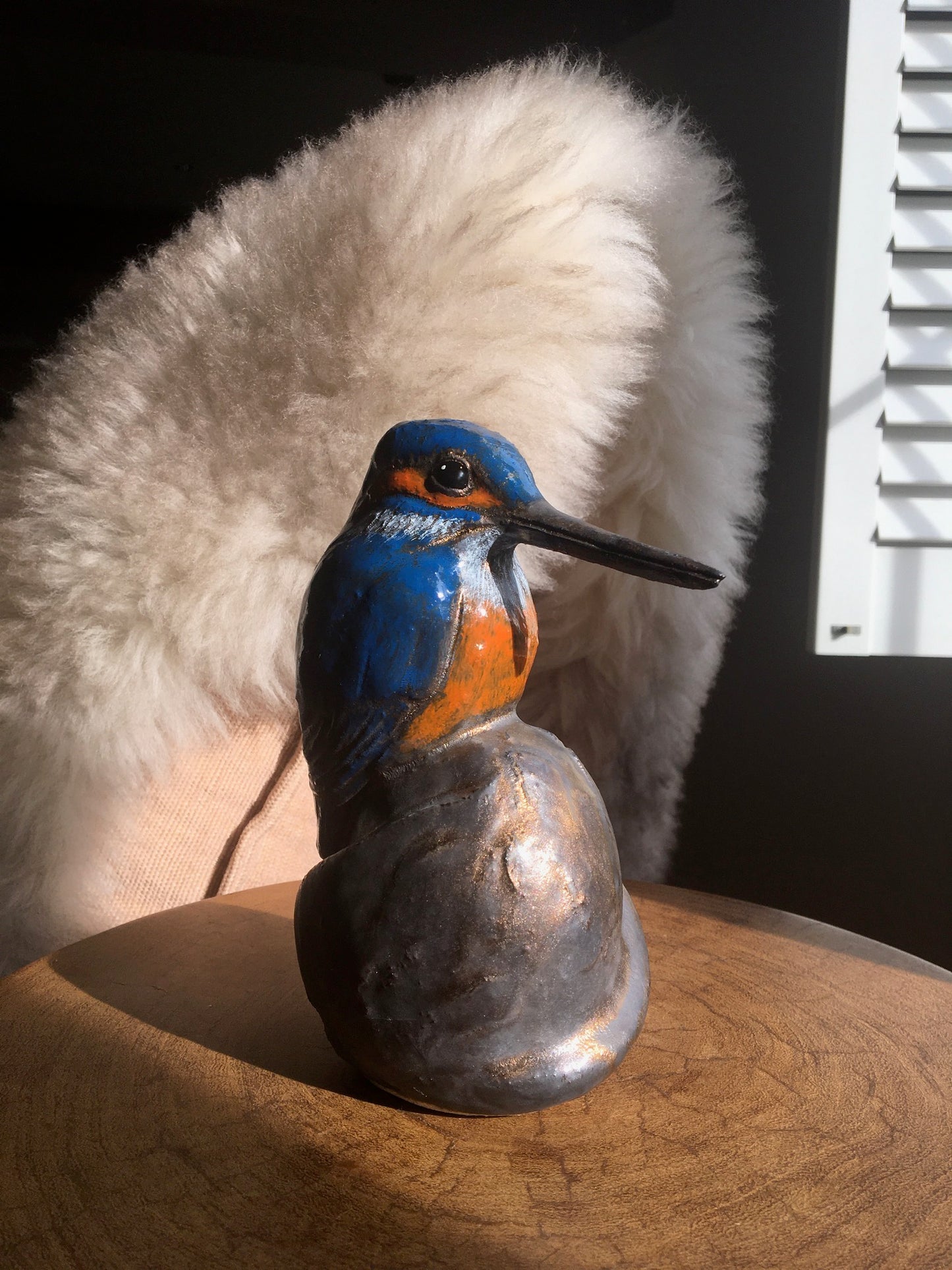 IJsvogel dierenurn op tafel