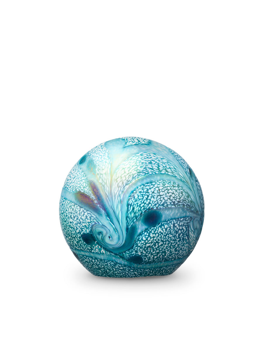 Een bijzondere en kleine urn in de kleur lichtblauw