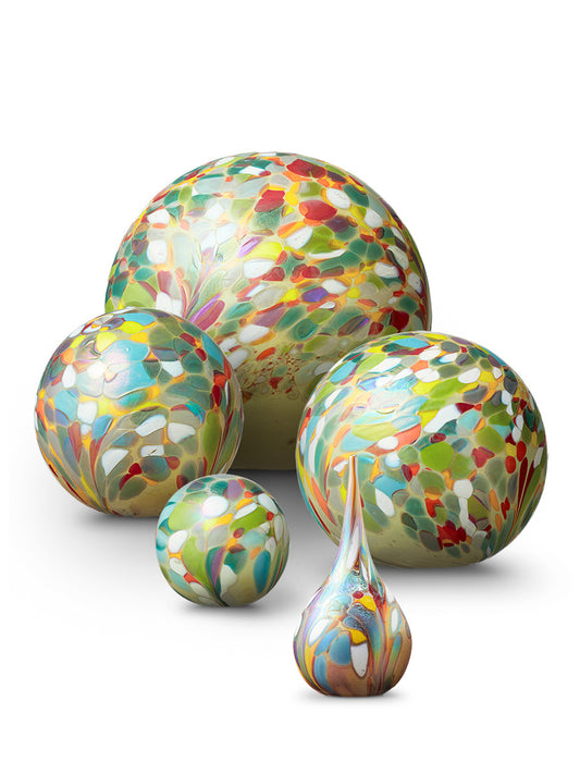 glazen urnen met bloemen