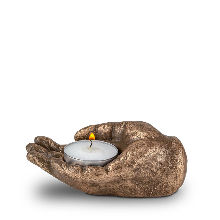 troost urn van keramiek hand met kaars