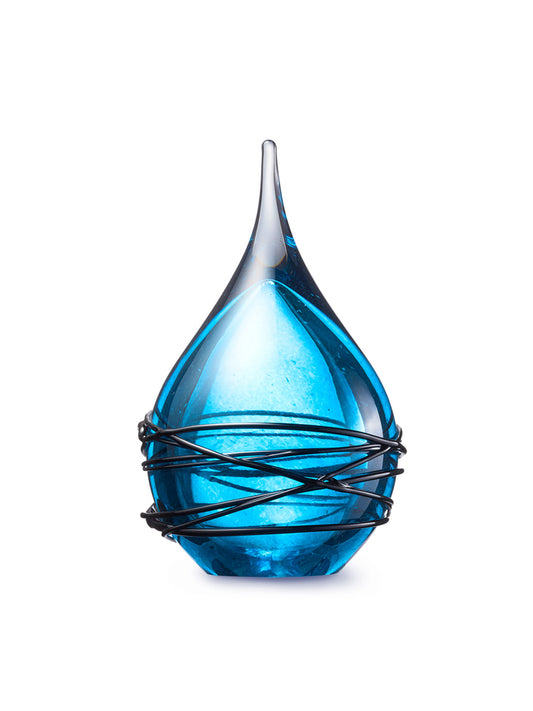 en urn van kristalglas die uniek is en een blauwe kleur heeft