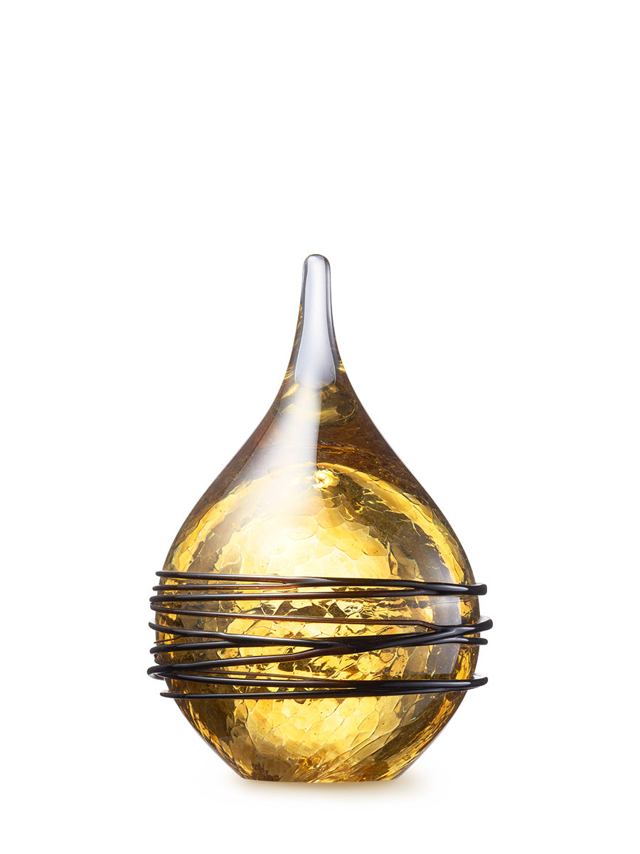 Een kleine gele urn van kristalglas die uniek is