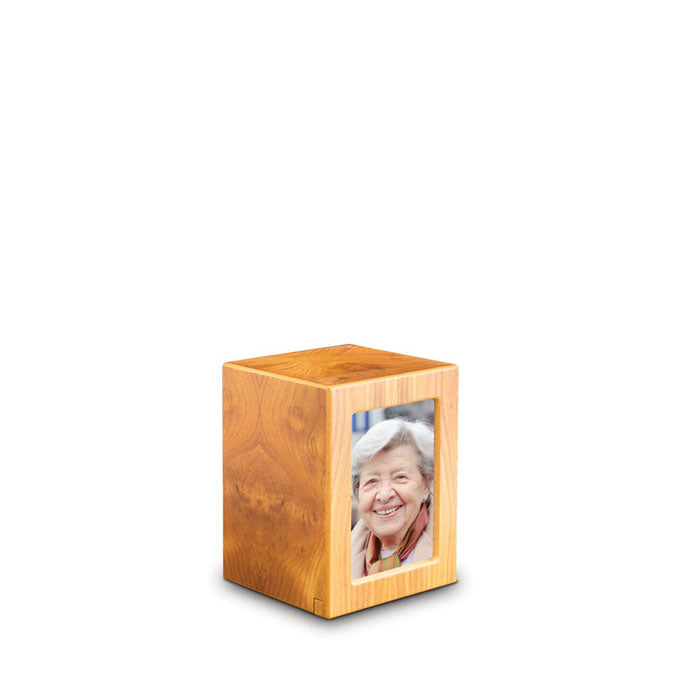 urn van hout met foto lijstje medium