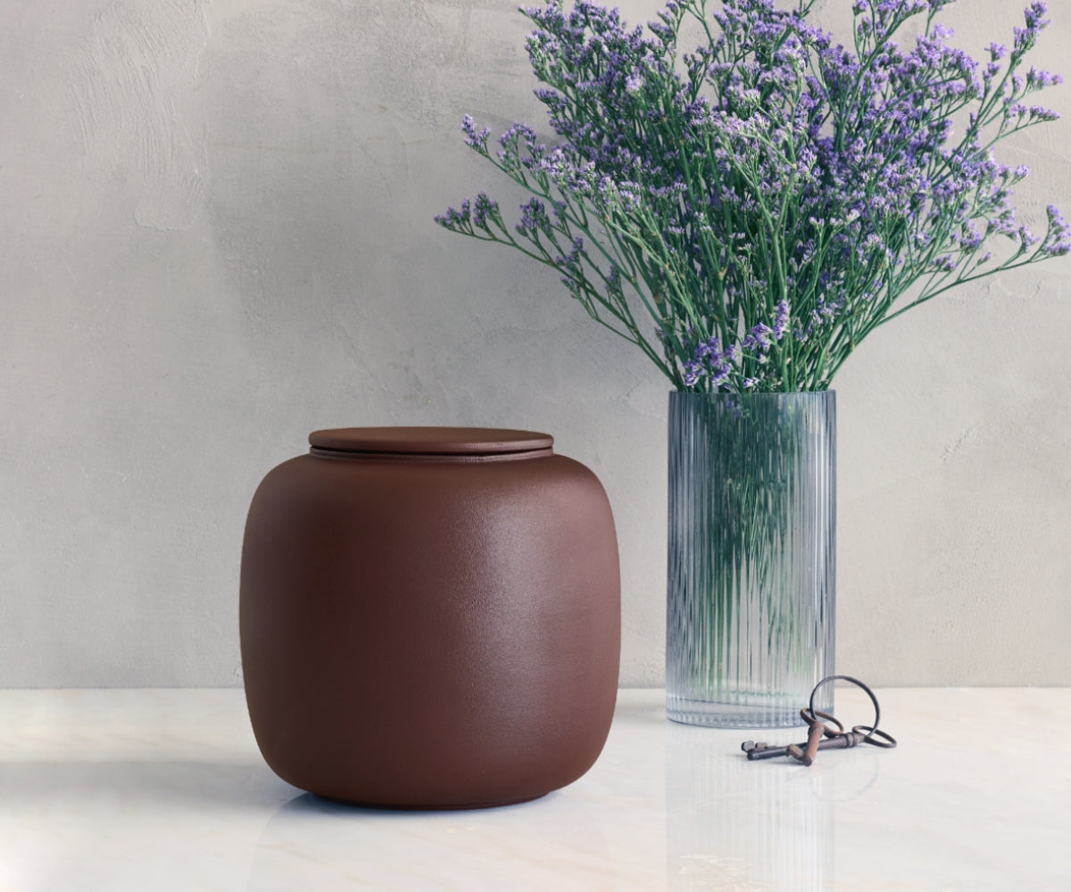 urn van keramiek rood bruin