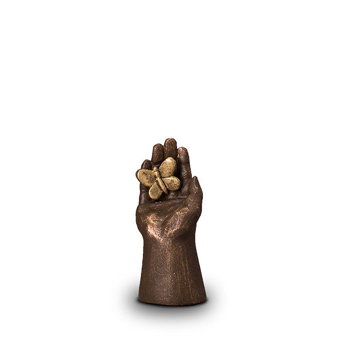 Urn van een hand met een vlinder