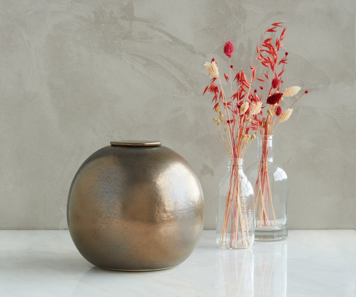 urn van keramiek in de kleur koper