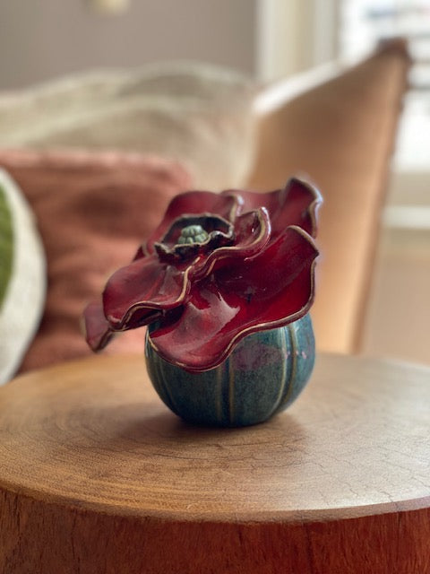 Kleurrijke urn van keramiek in de vorm van een roos