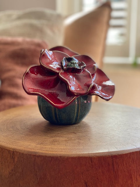 Kermaiken urn in roosvorm