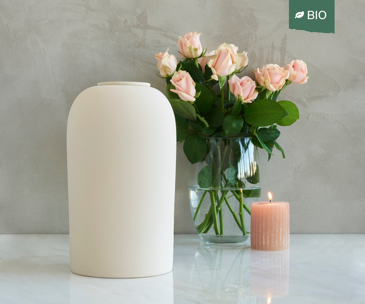 Biologische urn van keramiek beige