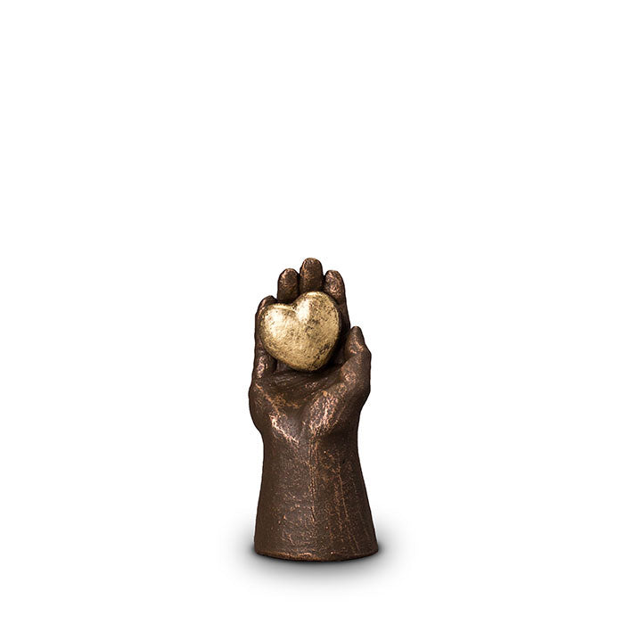 Urn van een hand met een hartje brons