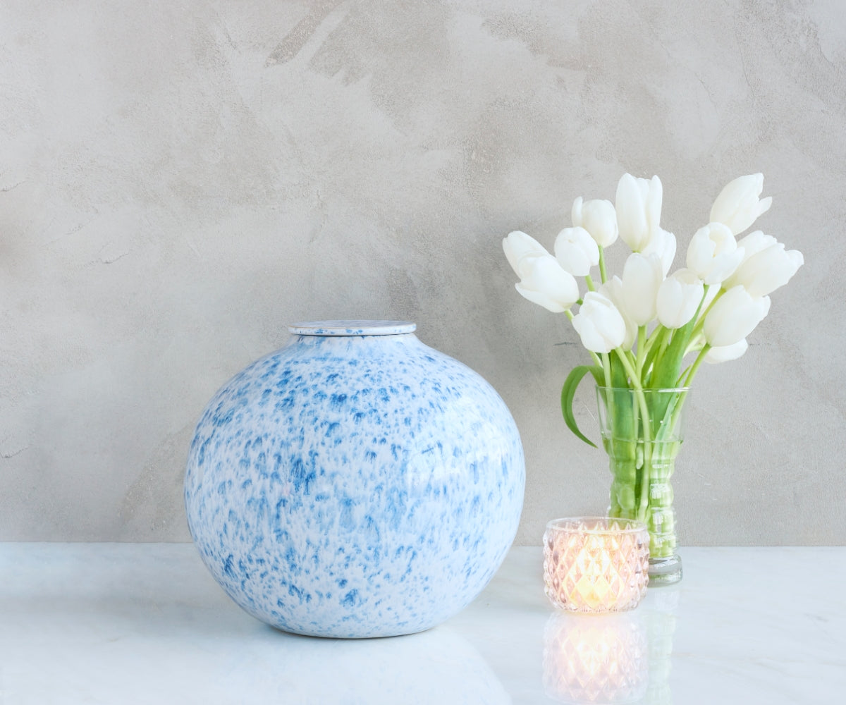 urn in de kleur wit blauw van keramiek