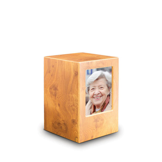 urn van hout met foto lijstje