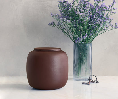 urn van keramiek rood bruin